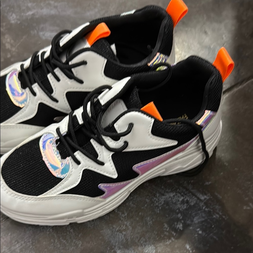 Stylish women’s Sneakers in Black and White